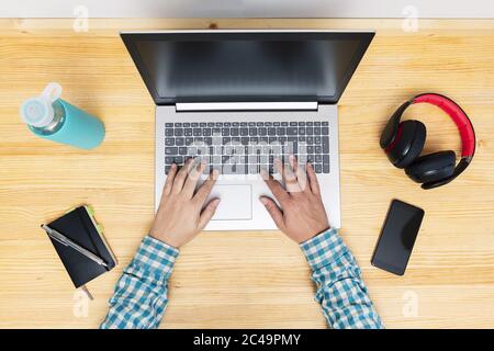 vista dall'alto delle mani di un uomo che scrive sulla tastiera del computer, lavoro da casa concetto Foto Stock