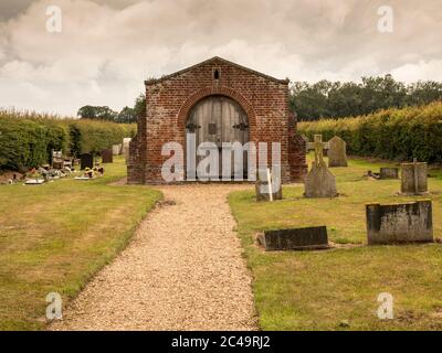 Cimitero di guerra di Scottow a metà Norfolk in una giornata nuvolosa Foto Stock