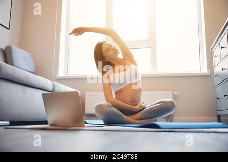 Stretching e relax in yoga asana durante la gravidanza Foto Stock