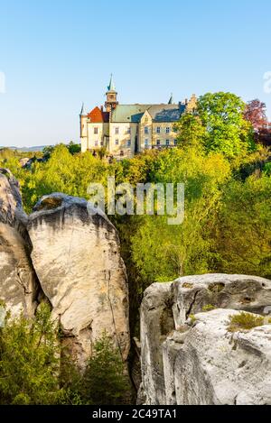 Hruba skala castello costruito sulla cima di rocce di arenaria. Paradiso bohemien, ceco: Cesky raj, Repubblica Ceca. Foto Stock