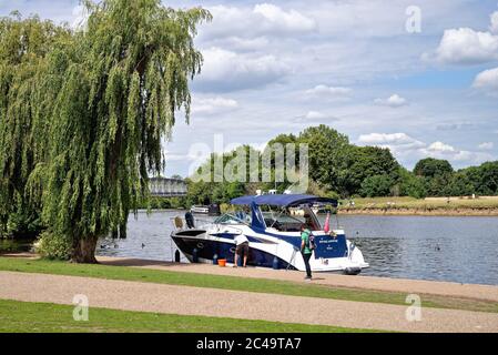 Una nave da crociera privata ormeggiata sul lungofiume dal Tamigi a Windsor Berkshire England UK Foto Stock
