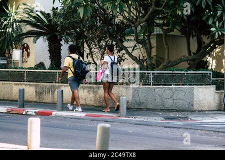 Tel Aviv Israele 24 agosto 2019 Vista di persone sconosciute che camminano per le strade di Tel Aviv nel pomeriggio Foto Stock