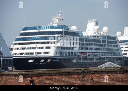 Glasgow, Regno Unito. 25 Giugno 2020. Foto: Azamara quest nave da crociera visto dietro recinzione di sicurezza, ormeggiato nel molo di King George V vicino Shieldhall a Glasgow. A causa della crisi del Coronavirus (COVID19), le navi da crociera sono ormentate a Glasgow. Credit: Colin Fisher/Alamy Live News Foto Stock