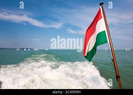 Lago Balaton con bandiera ungherese da un ponte navale in Ungheria Foto Stock