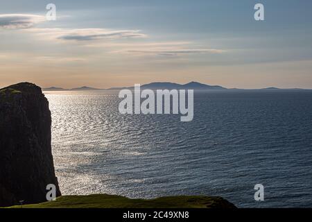 Vista mare da Neist Point, a ovest dell'isola di Skye, con vista sulle Ebridi esterne Foto Stock