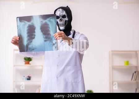 Medico del diavolo maschile radiologo che lavora in clinica Foto Stock