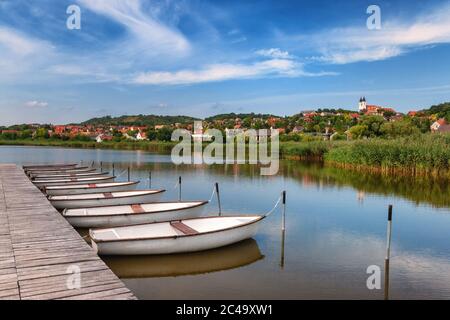 Il bellissimo villaggio di Tihany con barche sul fronte dal lago interno al lago Balaton, Ungheria Foto Stock