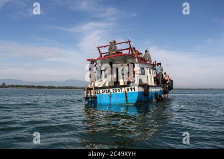 Aceh Utara, Indonesia. 25 Giugno 2020. Una barca di legno che porta dozzine di Rohingya è visto visibile fino ad 1 chilometro dalla costa nel nord Aceh Regency.secondo i funzionari locali, Fino a 94 Rohingyas sono stati trovati dai pescatori Acehnesi bloccati nel mezzo delle acque del mare 1 chilometro dalla costa al largo della provincia di Aceh utilizzando barche di legno. Credit: SOPA Images Limited/Alamy Live News Foto Stock