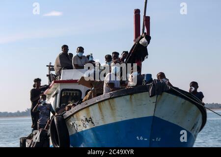 Aceh Utara, Indonesia. 25 Giugno 2020. Una barca di legno visto 1 chilometro dalla costa nella Regency di Aceh del Nord che trasporta dozzine di people.Alaby di Rohingya, come molti come 94 Rohingyas sono stati trovati dai pescatori di Acehnese bloccati nel mezzo delle acque di mare 1 chilometro dalla costa al largo della provincia di Aceh usando le barche di legno. Credit: SOPA Images Limited/Alamy Live News Foto Stock