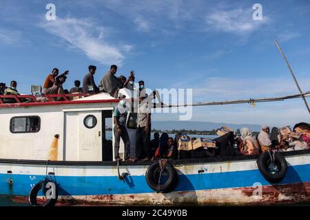 Aceh Utara, Indonesia. 25 Giugno 2020. Una barca di legno che porta dozzine di Rohingya è visto visibile fino ad 1 chilometro dalla costa nel nord Aceh Regency.secondo i funzionari locali, Fino a 94 Rohingyas sono stati trovati dai pescatori Acehnesi bloccati nel mezzo delle acque del mare 1 chilometro dalla costa al largo della provincia di Aceh utilizzando barche di legno. Credit: SOPA Images Limited/Alamy Live News Foto Stock