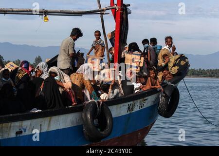 Aceh Utara, Indonesia. 25 Giugno 2020. Una barca di legno visto 1 chilometro dalla costa che trasporta dozzine di Rohingya people.secondo i funzionari locali, come molti come 94 Rohingyas sono stati trovati dai pescatori di Acehnese bloccati nel mezzo delle acque del mare 1 chilometro dalla costa al largo della provincia di Aceh utilizzando barche di legno. Credit: SOPA Images Limited/Alamy Live News Foto Stock