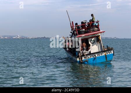 Aceh Utara, Indonesia. 25 Giugno 2020. Una barca di legno che porta dozzine di Rohingya è visto visibile fino ad 1 chilometro dalla costa nel nord Aceh Regency.secondo i funzionari locali, Fino a 94 Rohingyas sono stati trovati dai pescatori Acehnesi bloccati nel mezzo delle acque del mare 1 chilometro dalla costa al largo della provincia di Aceh utilizzando barche di legno. Credit: SOPA Images Limited/Alamy Live News Foto Stock