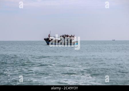 Aceh Utara, Indonesia. 25 Giugno 2020. Una barca di legno che porta dozzine di Rohingya è visto visibile fino ad 1 chilometro dalla costa nel nord Aceh Regency.secondo i funzionari locali, Fino a 94 Rohingyas sono stati trovati dai pescatori Acehnesi bloccati nel mezzo delle acque del mare 1 chilometro dalla costa al largo della provincia di Aceh utilizzando barche di legno. Credit: SOPA Images Limited/Alamy Live News Foto Stock