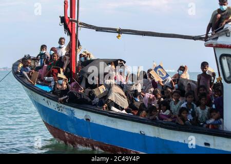 Aceh Utara, Indonesia. 25 Giugno 2020. Una barca di legno che porta dozzine di Rohingya è visto visibile fino ad 1 chilometro dalla costa nel nord Aceh Regency.secondo i funzionari locali, Fino a 94 Rohingyas sono stati trovati dai pescatori Acehnesi bloccati nel mezzo delle acque del mare 1 chilometro dalla costa al largo della provincia di Aceh utilizzando barche di legno. Credit: SOPA Images Limited/Alamy Live News Foto Stock