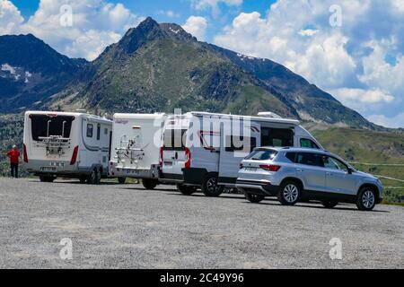 Camper, camper, passo Port d'Envalira, Pas de la Casa. Andorra, montagne dei Pirenei Foto Stock