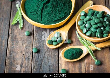 Spirulina compresse e polvere in recipienti Foto Stock