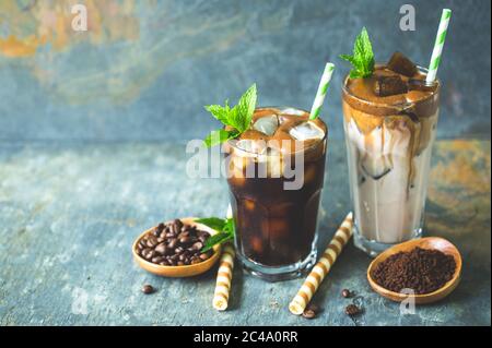 Delizioso caffè nero e latte ghiacciato nel bicchiere Foto Stock