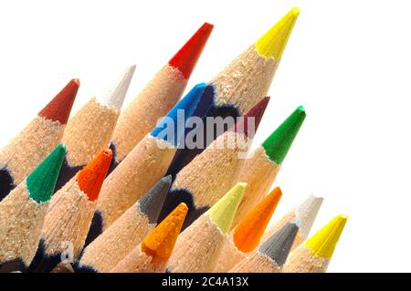 Primo piano di matite colorate su sfondo bianco Foto Stock