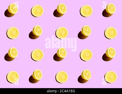 Serie di limoni a metà taglio su sfondo viola Foto Stock