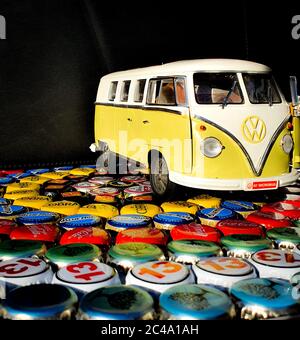 1962 Volkswagen Microbus Model Car su una tavola fatta in casa con le cime della birra Foto Stock