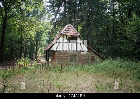 Un rifugio di montagna nella foresta di Palatinato, in Germania, che fa parte della Riserva della Biosfera della Foresta Palatinato del Nord dei Vosgi dell'UNESCO. Foto Stock