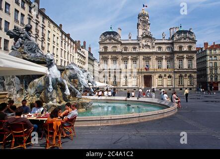 Lyon France Place des Terreaux cafes & Hotel de Ville Foto Stock