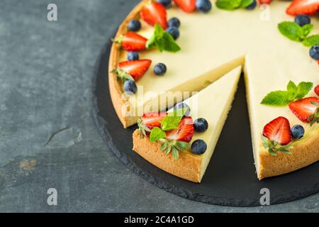 Cheesecake classico fatto in casa a New York con frutti di bosco freschi Foto Stock