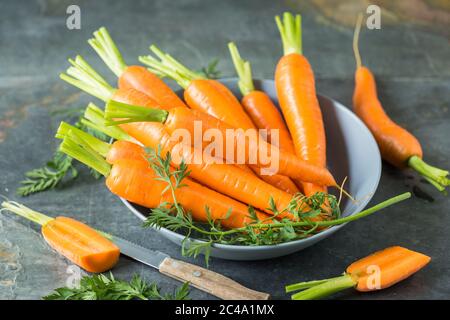 Carote biologiche fresche sulla tavola Foto Stock