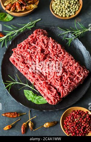 Carne fresca macinata con spezie Foto Stock