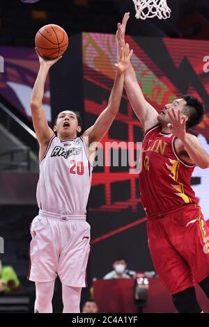 (200625) -- DONGGUAN, 25 giugno 2020 (Xinhua) -- He Zhongmian (L) di Shenzhen Aviators spara durante una partita tra Shenzhen Aviators e Jilin Northeast Tigers alla recentemente ripresa lega 2019-2020 della Chinese Basketball Association (CBA) a Dongguan, provincia del Guangdong della Cina meridionale, 25 giugno 2020. (Xinhua/Liang Xu) Foto Stock