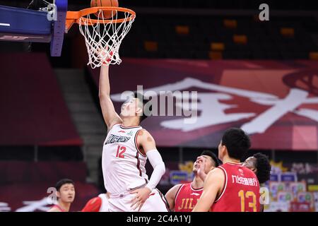 (200625) -- DONGGUAN, 25 giugno 2020 (Xinhua) -- Gu Quan (Top) di Shenzhen Aviators va in su per un paniere durante una partita tra Shenzhen Aviators e Jilin Tigers nord-est alla lega appena ripresa 2019-2020 della Chinese Basketball Association (CBA) a Dongguan, provincia del Guangdong della Cina meridionale, 25 giugno 2020. (Xinhua/Liang Xu) Foto Stock