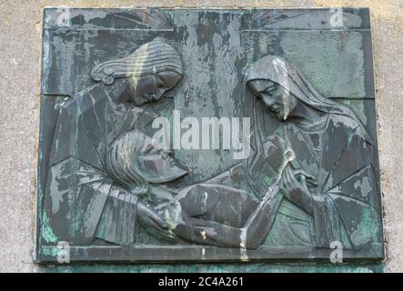 Sint Gillis WAAS, Belgio, 9 luglio 2019, pannello di bronzo con patina verde rappresenta la discesa della croce di Gesù Cristo Foto Stock