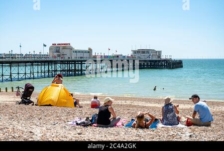 Worthing UK 25 Giugno 2020 - i Sunseeker godono oggi delle condizioni di onda di calore sulla spiaggia di Worthing, mentre le temperature raggiungono oggi oltre 30 gradi in alcune parti del Sud Est : Credit Simon Dack / Alamy Live News Foto Stock