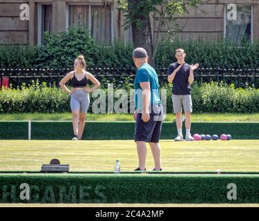 Glasgow, Scozia, UK 25 Giugno, 2020: IT Meteo: Scorcher in città come la gente prende al centro verde di kelvingrove parco nella verde estremità ovest della città. Gerard Ferry/Alamy Live News Foto Stock