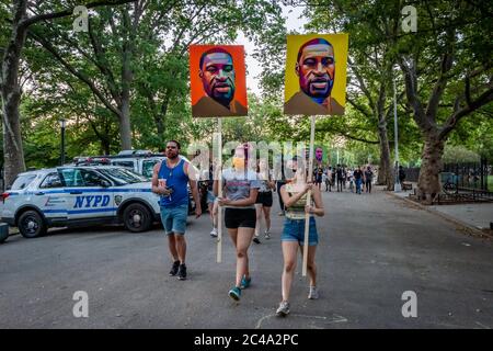 STATI UNITI. 24 Giugno 2020. I residenti di Greenpoint si sono riuniti a McCarren Park il 24 giugno 2020 per un raduno e una marcia socialmente distanzianti, chiedendo giustizia a tutte le vittime della brutalità della polizia, facendo un appello per definanziare il NYPD e investire nelle comunità. (Foto di Erik McGregor/Sipa USA) Credit: Sipa USA/Alamy Live News Foto Stock