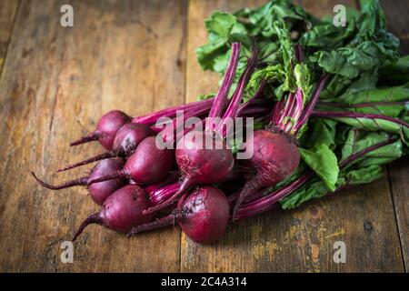 Barbabietole rosse fresche su un tavolo di legno Foto Stock