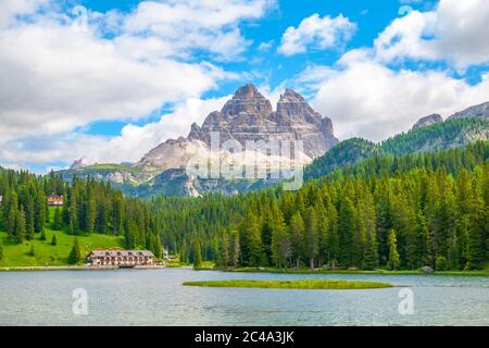 Tre Cime di Lavaredo. Vista dal Lago di Misurina, Dolomiti, Italia. Foto Stock