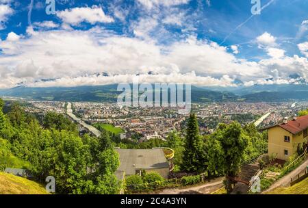 Vista panoramica aerea di Innsbruck in una bella giornata estiva, Austria Foto Stock