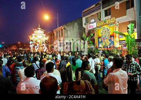 Penang, Malesia - 8 febbraio 2017: Centinaia di devoti si riuniscono per celebrare l'arrivo del carro d'argento durante la vigilia di Thaipusam. Thaipusam lo è Foto Stock