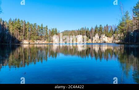 Lago naturale in rocce di Adrspach in sole giornate autunnali. Città di roccia arenaria di Adrspach-Teplice, Repubblica Ceca. Foto Stock