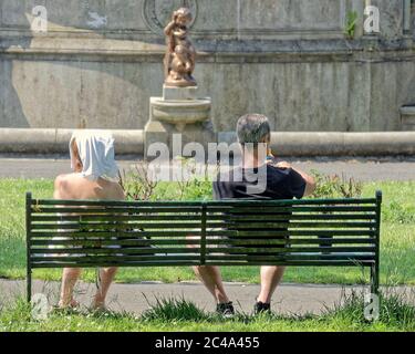 Glasgow, Scozia, UK 25 Giugno, 2020: IT Meteo: Scorcher in città come la gente prende al centro verde di kelvingrove parco nella verde estremità ovest della città. Gerard Ferry/Alamy Live News Foto Stock