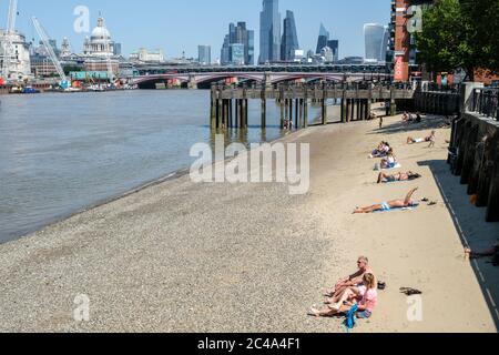 Londra - South Bank - 25 Giugno 2020 - Londoners godendo l'onda di calore sul Tamigi - fotografo : Brian Duffy Foto Stock