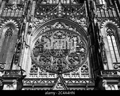 Vista dettagliata sulla rosone gotica della Cattedrale di San Vito a Praga, Repubblica Ceca. Immagine in bianco e nero. Foto Stock