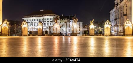 Porta principale del Castello di Praga con Statua dei Titani in battaglia a Piazza Hradcanske, Praga, Repubblica Ceca. Foto Stock