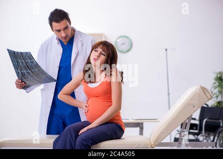 Donna incinta in visita medico ginecologo Foto Stock