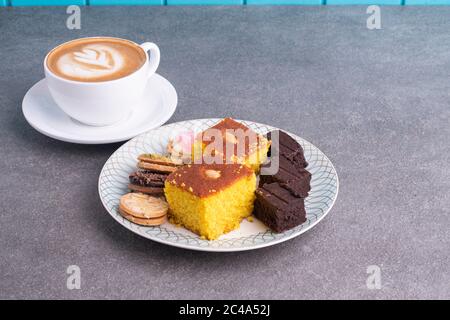 Sfouf, biscotti e brownies dessert con cappuccino Foto Stock