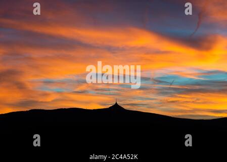 Silhouette della montagna Jested al tramonto, Liberec, Repubblica Ceca. Foto Stock