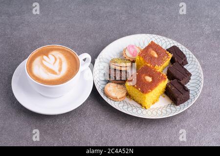 Sfouf, biscotti e brownies dessert con cappuccino Foto Stock