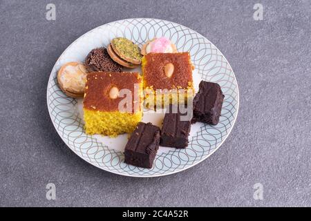 Sfouf, biscotti e brownies dessert con cappuccino Foto Stock