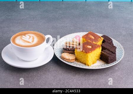 Sfouf, biscotti e brownies dessert con cappuccino Foto Stock